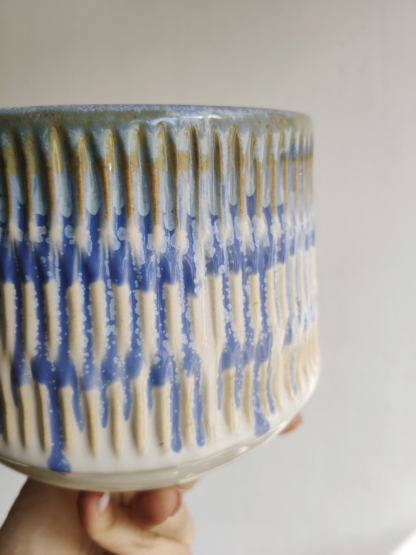 Osłonka ceramiczna błękitna paski 16 cm